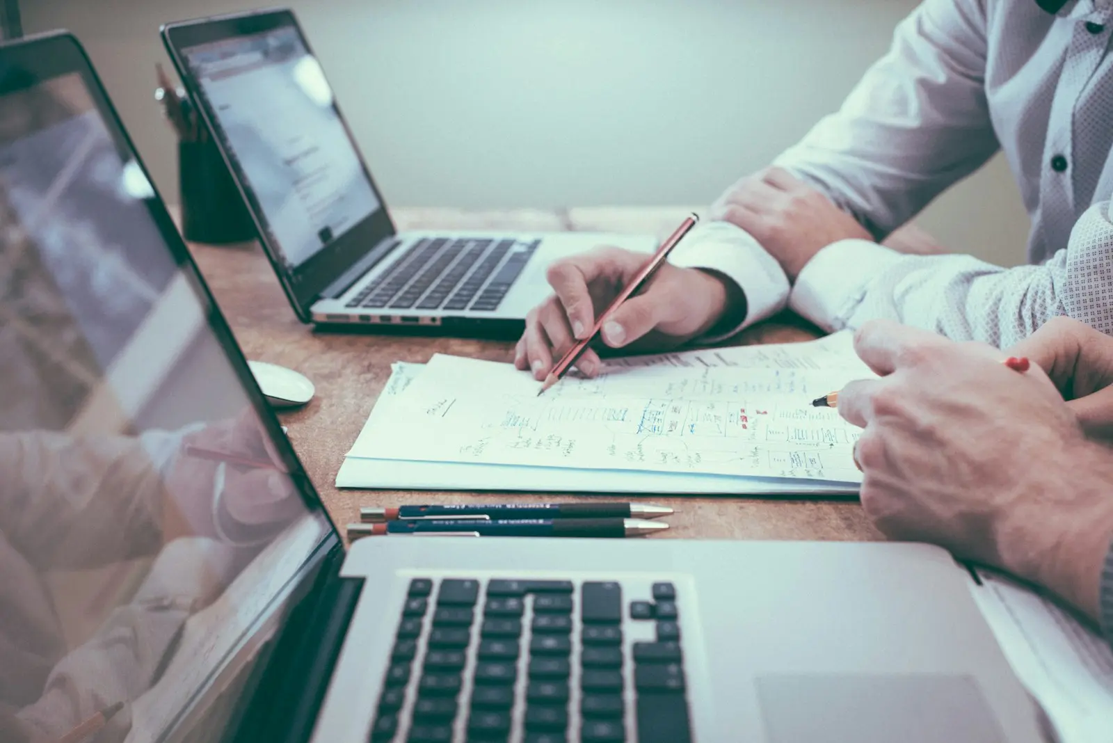 Tavolo di lavoro con documenti tecnici e piani edilizi